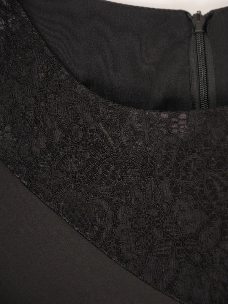 Elegancka czarna sukienka midi z koronkowym dekoltem – prosty fason z długim rękawem i paskiem 31892