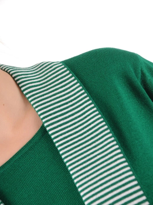 Elegancki sweter damski w paski z narzutką – prosty fason idealny na chłodne dni 38910
