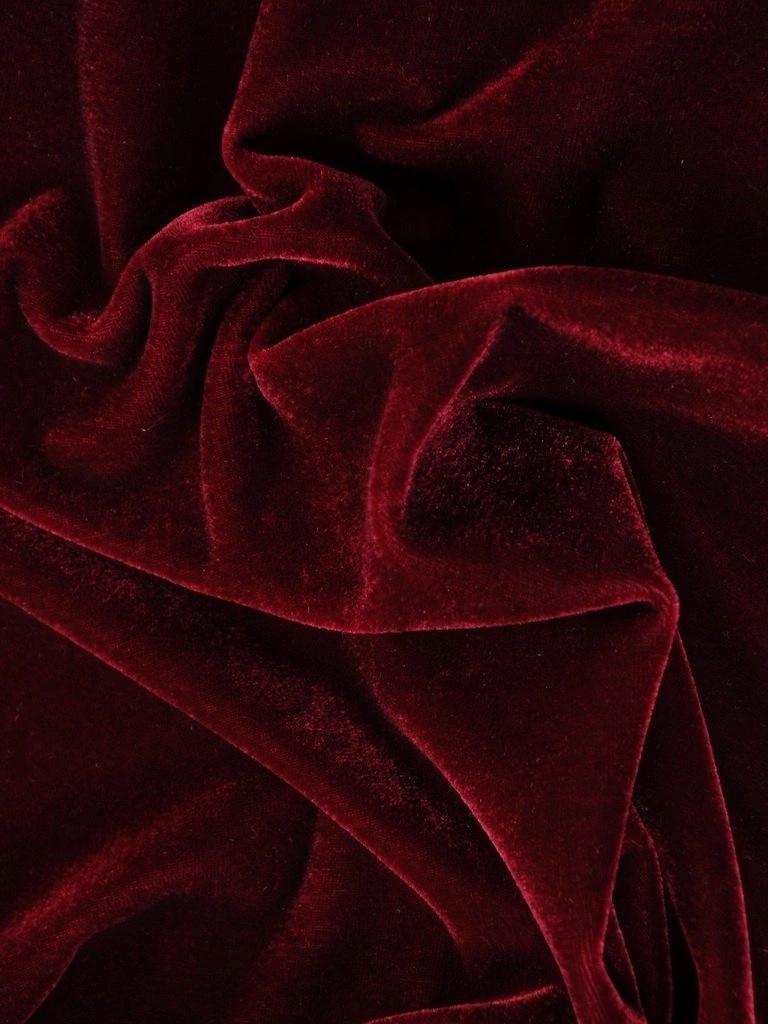 Elegancka wiśniowa sukienka tuba na święta i andrzejki – wysmuklający krój z koronkowym dekoltem 28053