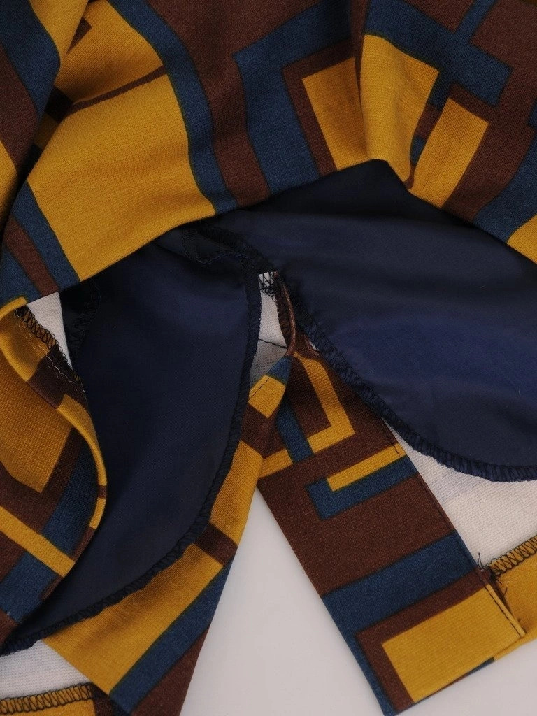 Jesienna wzorzysta sukienka midi o prostym kroju – fason tuszujący biodra z odpinanym kominem 12939