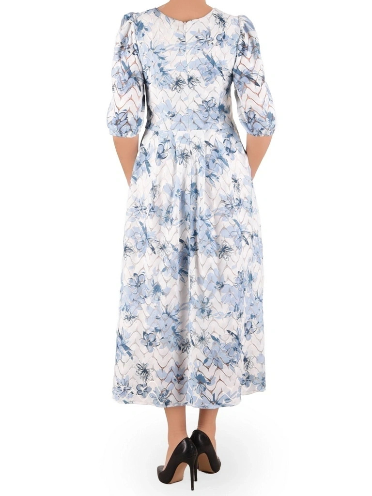 Niebieska sukienka maxi rozkloszowana w kwiaty – elegancka kreacja z plisami i krótkim rękawem 41350