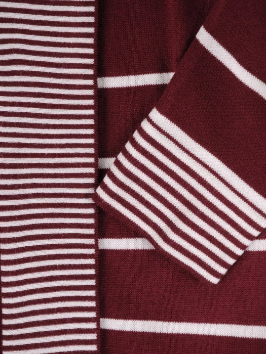 Bordowy sweter damski w paski z narzutką – prosty fason modelujący sylwetkę 38965