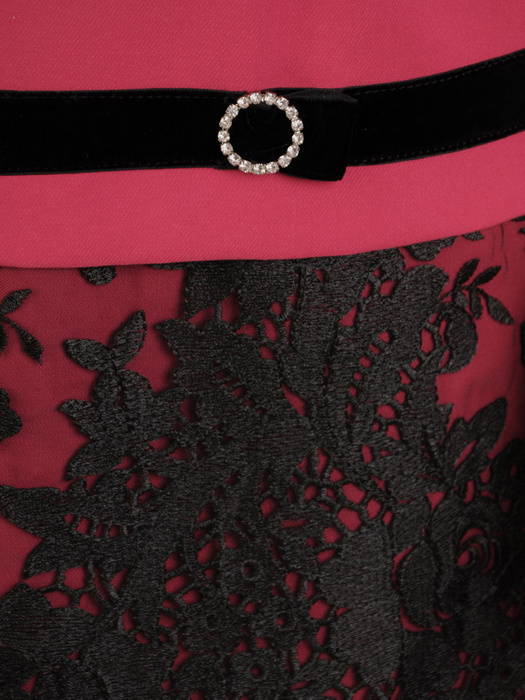 Amarantowa sukienka z ozdobną koronkową wstawką na spódnicy 32148