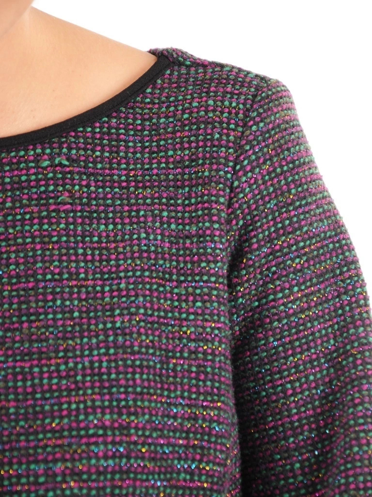 Elegancka czarna sukienka midi z rękawem 3/4 – optycznie wysmuklające wstawki i prosty fason 37090