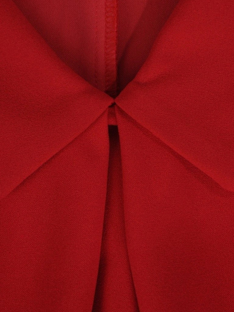 Elegancka czerwona sukienka biurowa tuba – efektowne plisy przy dekolcie i rękaw 3/4 19200