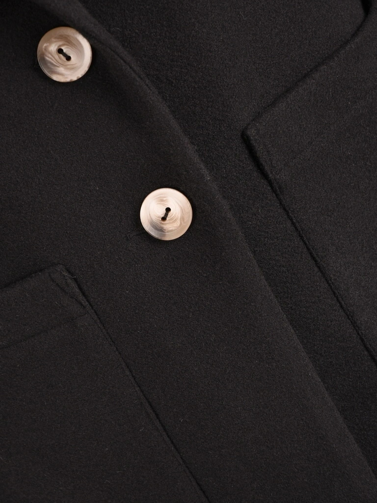 Elegancki czarny płaszcz damski na jesień i zimę – modny fason z klasycznym kołnierzem 42108