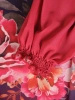 Wizytowa sukienka midi w kwiaty z rękawem kimono – sprytna narzutka wysmuklająca sylwetkę 33015
