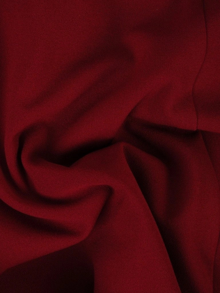 Bordowa sukienka trapezowa z kołnierzykiem – wysmuklające zaszewki i eleganckie broszki 18118