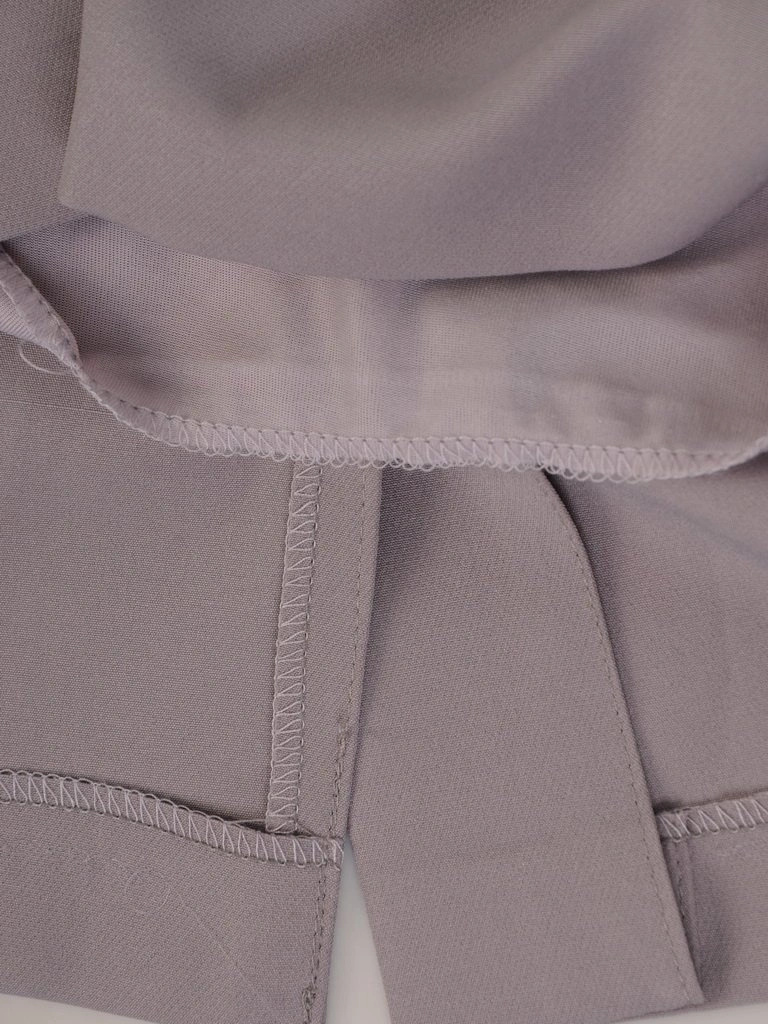 Elegancka szara sukienka prosta z dekoltem serek – pionowe zaszewki wyszczuplające sylwetkę 25188