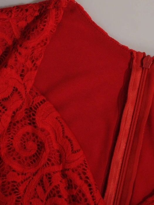 Elegancka czerwona sukienka na święta i andrzejki midi – prosty krój pięknie modelujący sylwetkę 18633