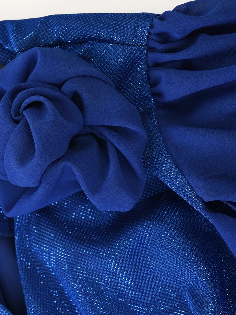 Elegancki komplet damski ze spodniami na wesele chabrowy – podkreślający talię fason z kwiatem 40055