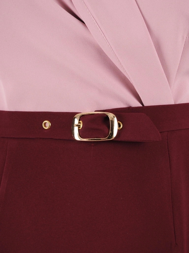 Elegancka bordowa sukienka ołówkowa do kolan – kobiecy fason z paskiem modelującym sylwetkę 35448