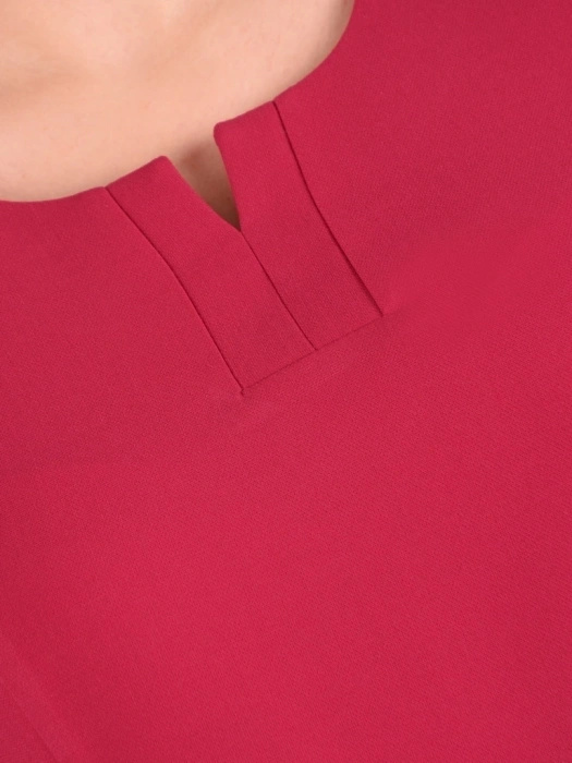 Elegancka malinowa sukienka midi o prostym kroju – modelujące pionowe przeszycia i rękaw 3/4 24931