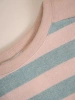 Elegancki sweter damski w beżowo-turkusowe paski – prosty krój z wysmuklającymi wstawkami 34825