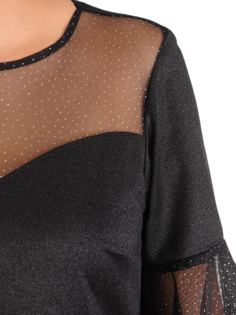Elegancka czarna sukienka trapezowa ze srebrnym wykończeniem – tuszujący fason z falbanami 28042