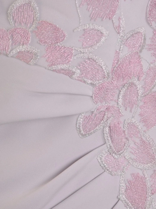 Elegancka szara sukienka midi z dekoltem łódka na wesele – prosty fason z wyszczuplającymi przeszyciami 25397