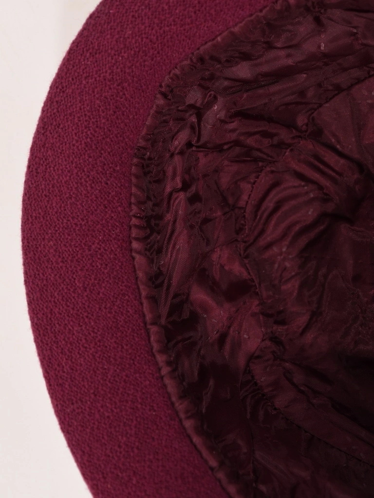 Elegancki kapelusz damski cloche bordowy z lśniącymi cyrkoniami – ciepłe nakrycie głowy do płaszcza 40516