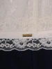 Elegancka granatowa sukienka wieczorowa z koronką ecru – prosty fason wysmuklający figurę 11245