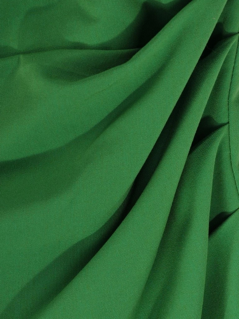 Elegancka zielona sukienka kopertowa midi – modelujący sylwetkę fason z marszczeniem 5860
