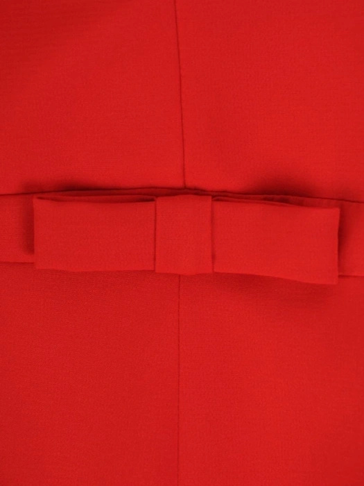Czerwona sukienka maxi z dekoltem serek na wesele – prosty fason z rozcięciem i ozdobną kokardą 25215