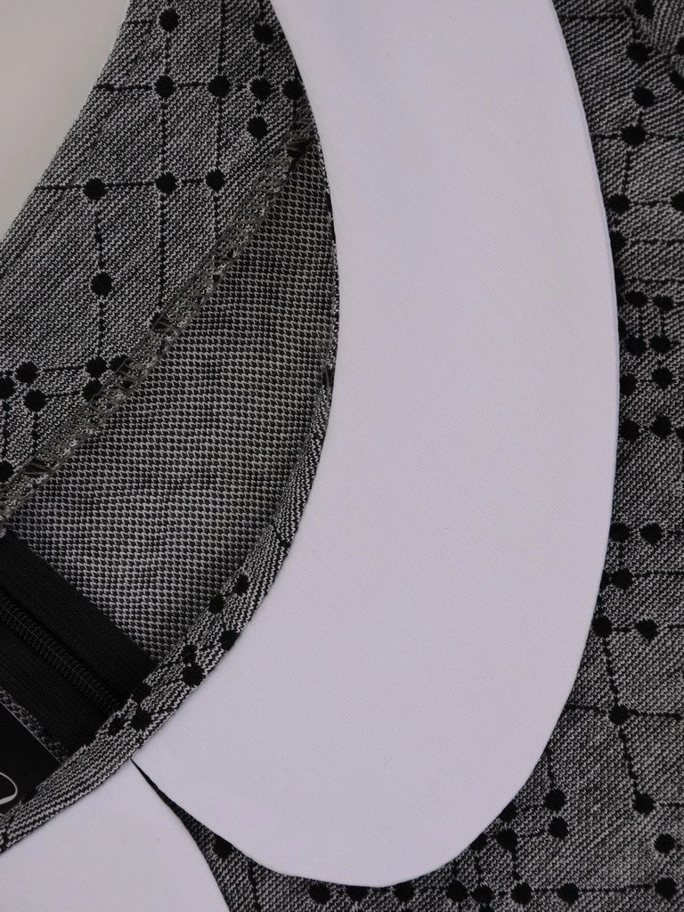 Elegancka sukienka damska midi w kontrastowy wzór – prosty krój z kołnierzykiem i rękawem 3/4 10277
