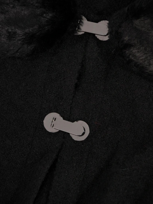 Czarny sweter damski rozpinany z futerkiem – luźny krój zapewniający wygodę i elegancję 18551
