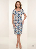 Wzorzysta sukienka wizytowa midi o prostym fasonie – kobiecy krój wysmuklający sylwetkę 41498
