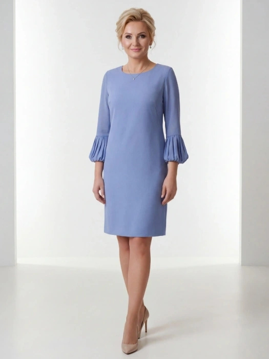 Niebieska elegancka sukienka wizytowa do kolan – prosty fason z wyszczuplającymi przeszyciami 35690