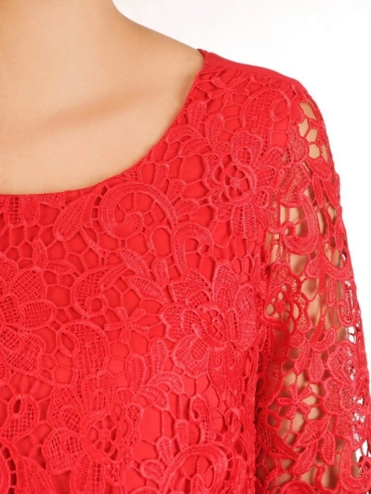 Elegancka sukienka rozkloszowana czerwona na święta i wesele – kobiecy krój midi akcentujący talię 30211