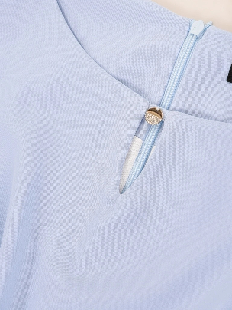 Błękitna sukienka rozkloszowana midi – efektowna baskinka z wiązaniem w pasie 42028