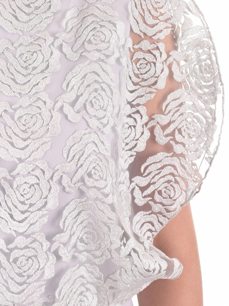 Elegancka sukienka midi w kwiaty na wesele – prosty fason w gołębim odcieniu 32632