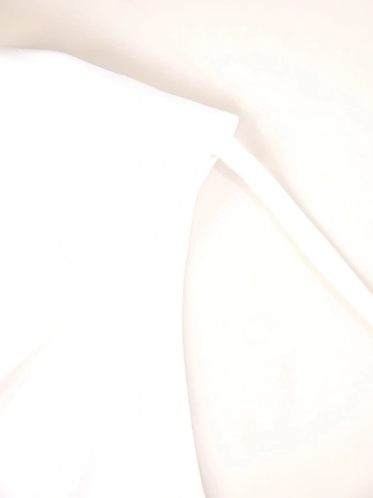 Elegancka śmietankowa bluzka z dekoltem V i rękawami kimono 3/4 – wysmuklająca i komfortowa z ozdobnym dekoltem na plecach 29270