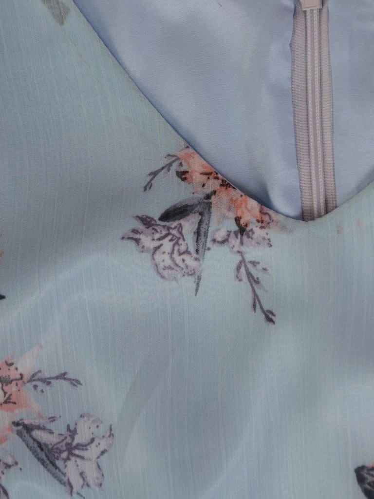 Elegancka zielona sukienka trapezowa w kwiaty – kobiecy krój z falbanami wysmuklający sylwetkę 24660