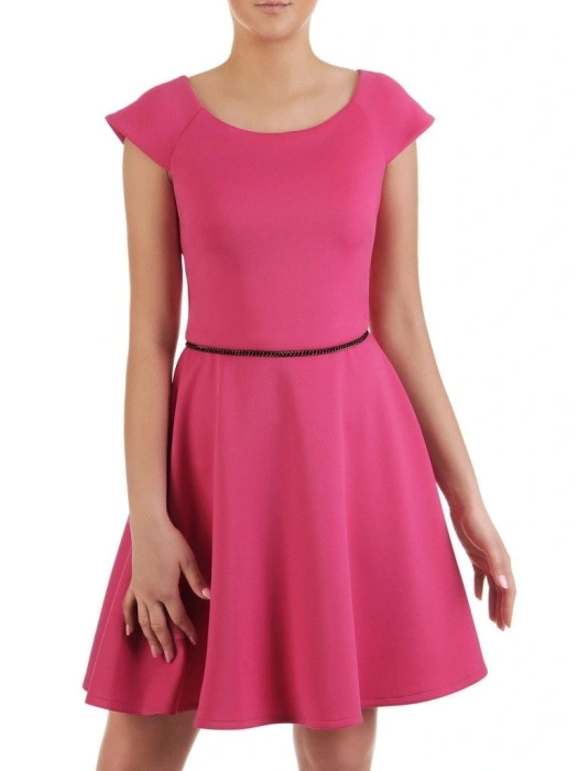 Elegancka amarantowa sukienka rozkloszowana na wesele – biżuteryjny detal w talii i dekolt łódka 9074