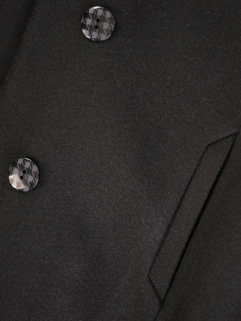 Klasyczny czarny płaszcz damski o prostym kroju – pasek podkreślający talię i ocieplana podszewka 33988