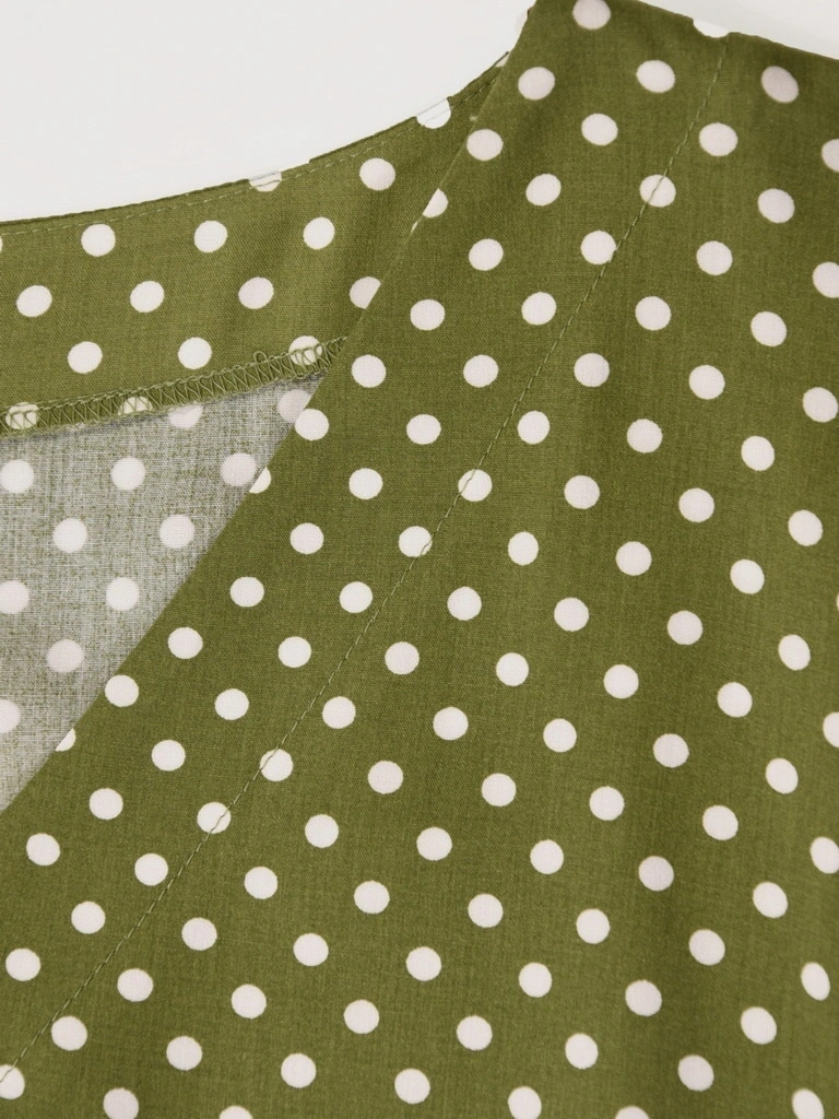 Wiskozowa sukienka rozkloszowana w grochy khaki – fason podkreślający talię i kobiece kształty 41410
