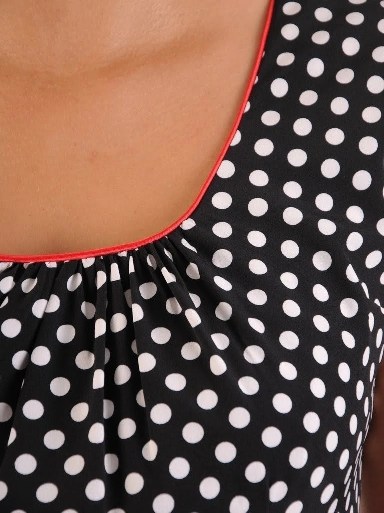 Koktajlowa sukienka rozkloszowana w grochy – marszczony fason subtelnie podkreślający talię 3238