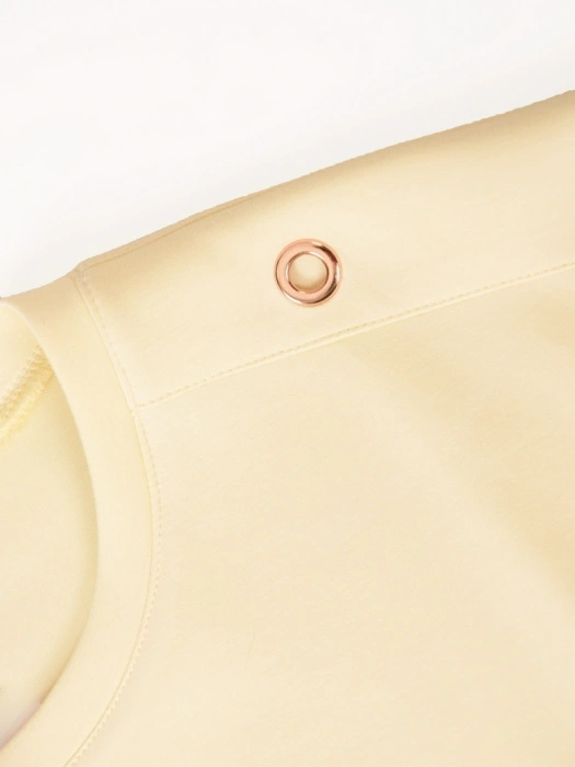 Pastelowa żółta sukienka tuba z kieszeniami – wygodne rękawy kimono i ozdobne przelotki 41244