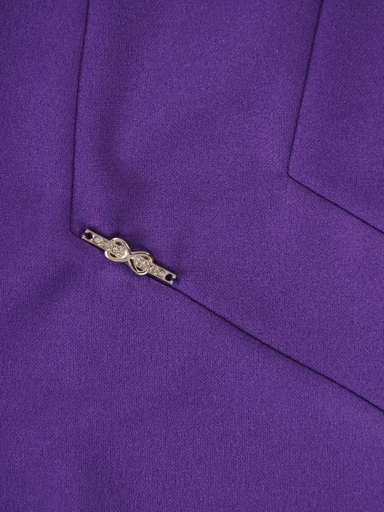 Elegancka prosta sukienka midi jasny fiolet – efektowny dekolt podkreślający szyję 37969