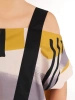 Żółta sukienka tuba w wzory z rękawami kimono – swobodny fason z rozcięciem na lato 30081