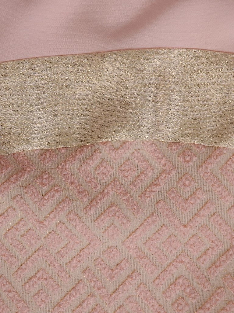 Elegancka różowa sukienka koktajlowa w geometryczny wzór – prosty fason z dekoltem łódka 17297