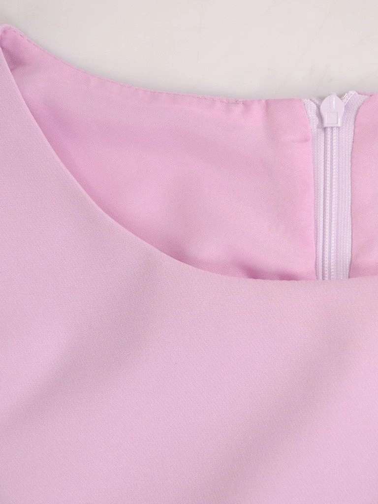 Elegancka liliowa sukienka trapezowa przed kolano – lekki model z dekoltem łódka na lato 20350