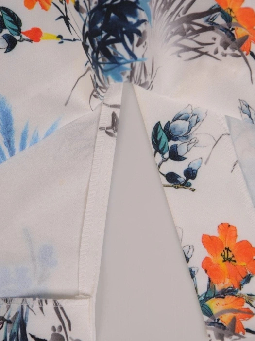Wzorzysta sukienka midi o prostym kroju – dekolt serek, motyw kwiatowy i optycznie wysmuklające szwy 20998
