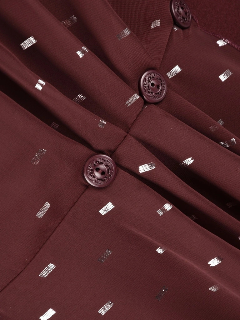 Bordowa sukienka prosta midi z rękawem 3/4 – elegancka baskinka z przodu i dekoracyjne guziki 41404
