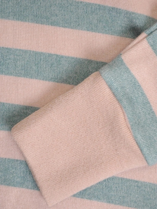 Elegancki sweter damski w beżowo-turkusowe paski – prosty krój z wysmuklającymi wstawkami 34825