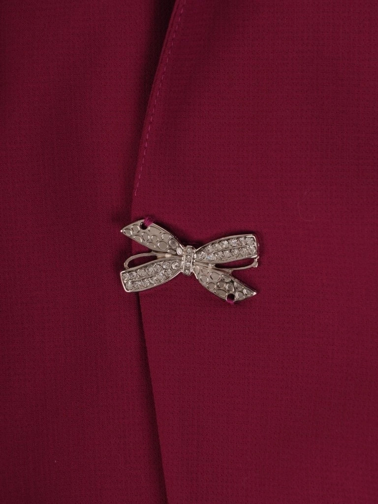 Elegancka sukienka na andrzejki i wesele amarantowa – prosty krój z wyszczuplającymi zaszewkami 27175