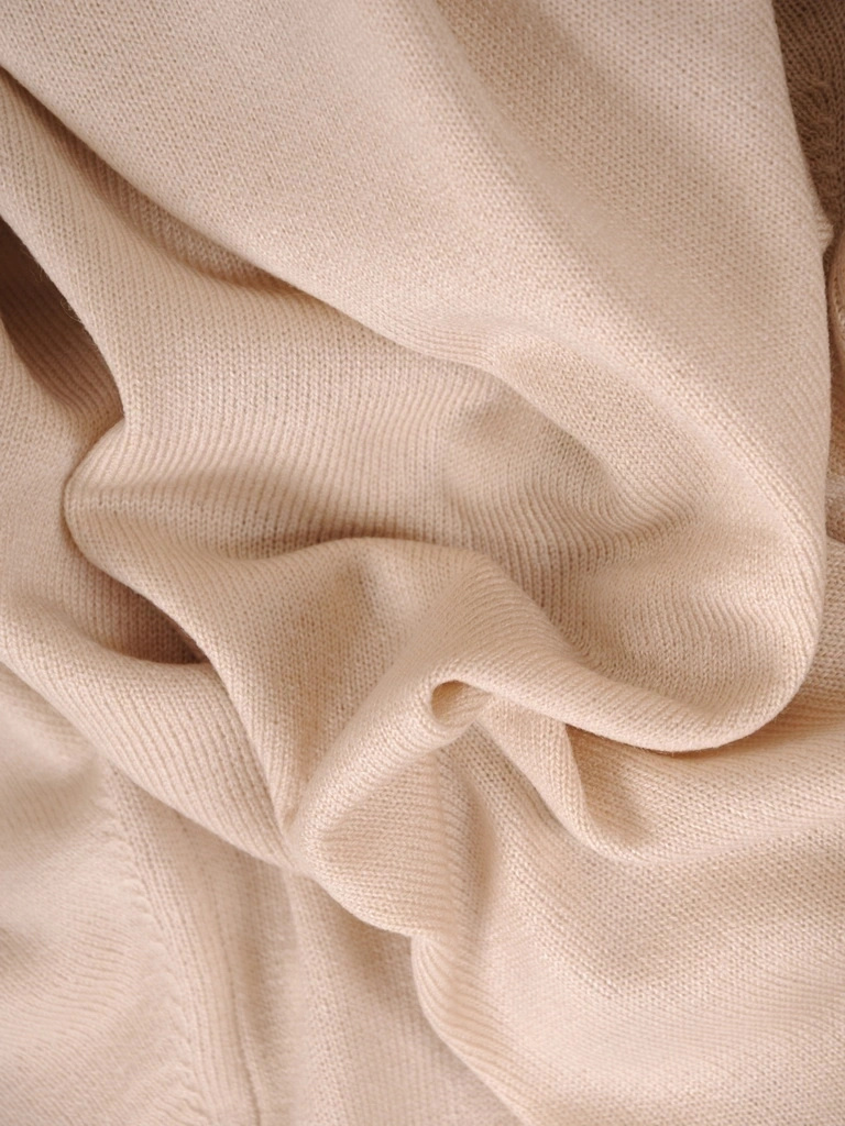 Elegancki sweter damski rozpinany w odcieniu beżowym – prosty fason z miękkiej dzianiny na chłodne dni 39246
