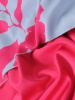 Elegancka sukienka wizytowa w kwiaty o prostym kroju – zwiewna narzutka z broszką wysmuklająca sylwetkę 35496