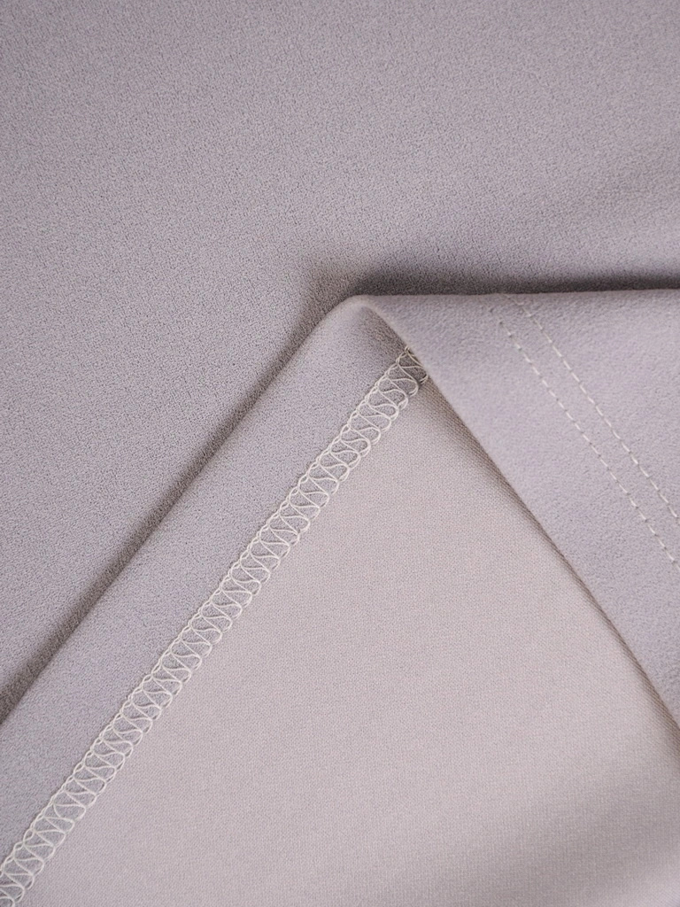 Elegancka szara sukienka midi tuba z dekoltem w łódkę – ozdobne rozcięcia na rękawach 3/4 32866