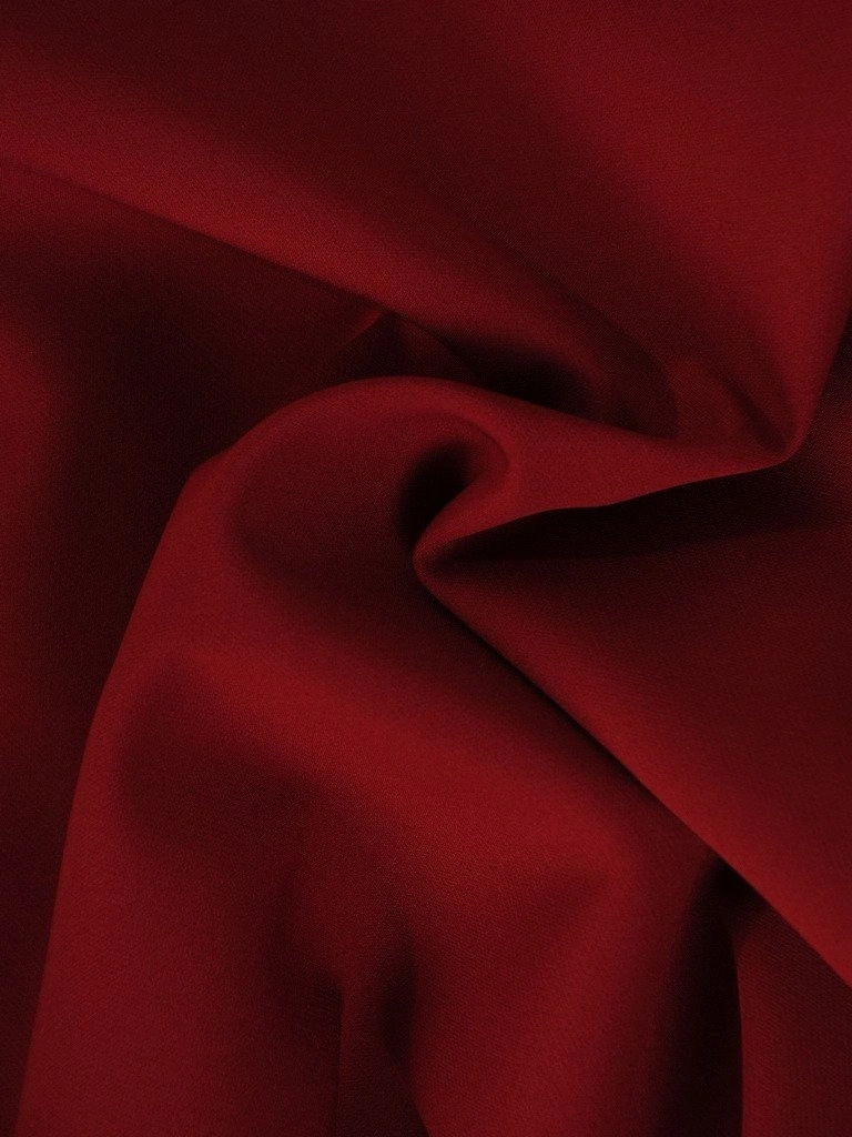 Bordowa sukienka biznesowa z ozdobną broszką – prosty krój z eleganckim kołnierzem 19174